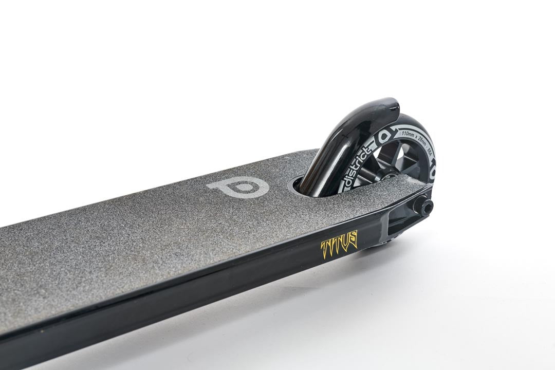 District Titus Complete - Black/Black w 110mm wheels