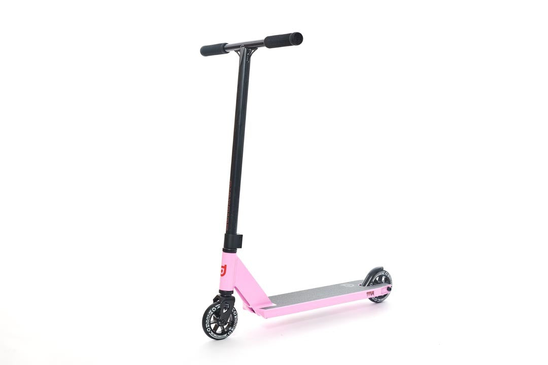 District Titus Complete - Powder Pink/Black w 110mm wheels