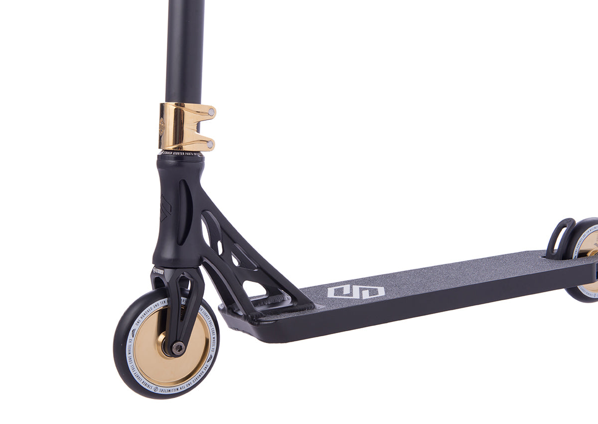 Striker Essence Complete Scooter Black / Gold Chrome