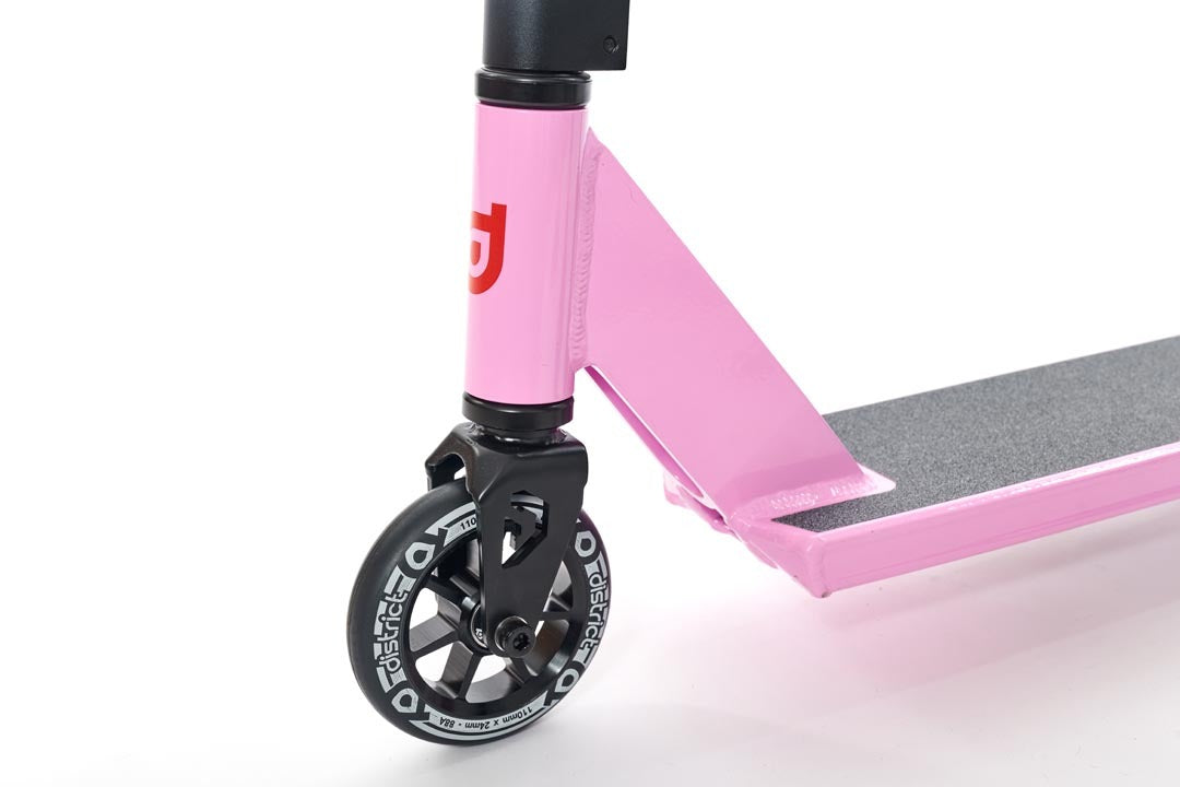 District Titus Complete - Powder Pink/Black w 110mm wheels